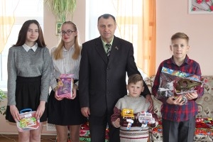 У межах акцыі “Нашы дзеці” Іван Канстанцінавіч Вазміцель павіншаваў выхаванцаў сацыяльна-педагагічнага цэнтра