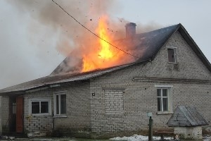 Из-за оставленной без присмотра печи загорелся дом по
улице Вишнёвой в Шарковщине