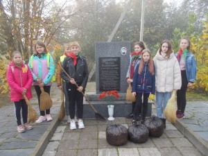 Школьнікі з першай школы правялі працоўную акцыю «Абеліск»