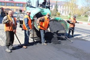На улицах Шарковщины проводят ремонт дорог