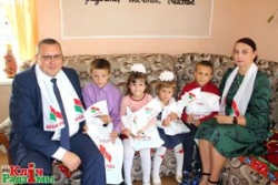Председатель районной организации РОО «Белая Русь» Юрий Василевский поздравил юных шарковчан с Днем знаний