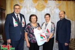 Прадстаўнікі Шаркаўшчынскага райвыканкама працягваюць віншаваць пажылых грамадзян раёна ў межах дабрачыннай акцыі «Ад усёй душы»