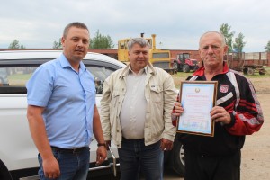 Кіраўнік раёна Дзмітрый Ламака ўзнагародзіў перадавікоў корманарыхтоўкі