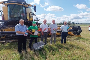 Камбайнер ААТ «Даватарскі» Юрый Ардынскі першым у раёне намалаціў 1 тысячу тон зерня