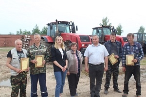 У ААТ «Даватарскі» ўзнагародзілі лепшых механізатараў па
выніках пасяўной кампаніі