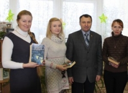 Дэпутат Іван Канстанцінавіч Вазміцель перадаў раённай бібліятэцы кнігі