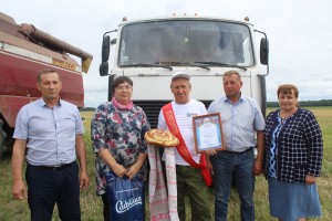 Адным з першых у раёне перавёз ад камбайнаў тысячу тон зерня вадзіцель ААТ «Ельня-Агра» Віктар Красько