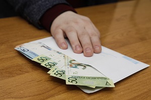 Зарплата в конвертах: теневая сторона трудовых отношений