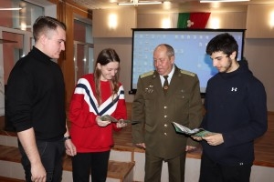 Со старшеклассниками Шарковщины встретился преподаватель
факультета военной разведки Военной академии Республики Беларусь Валерий Александрович
Кулинчик