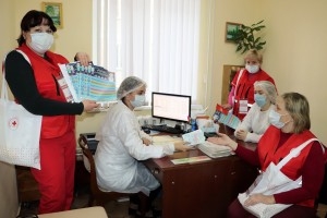 Валанцёры раённага аб'яднання Беларускага таварыства Чырвонага Крыжа дапамагаюць пажылым людзям