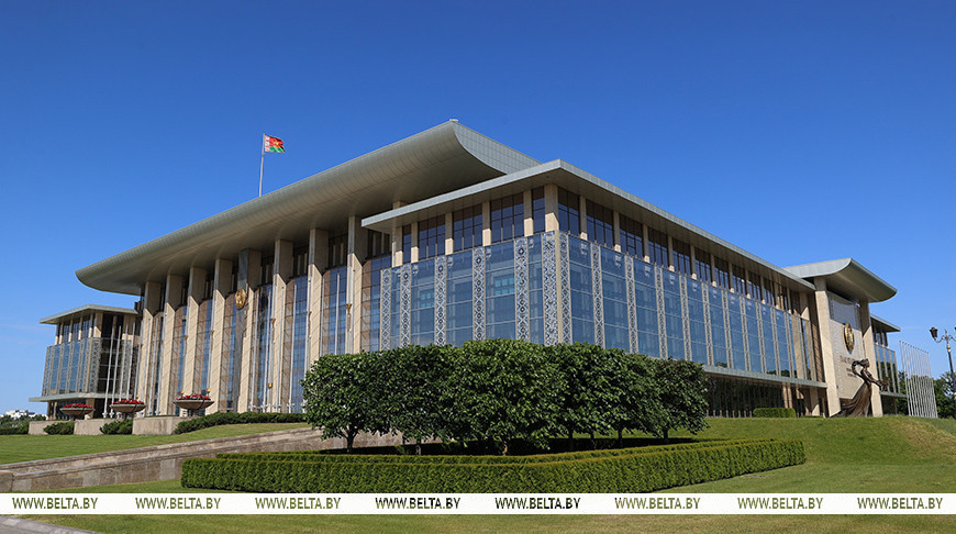 Lukashenko receives closed-door briefing from defense minister