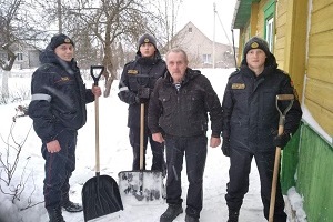 Супрацоўнікі аддзела Шаркаўшчынскага РАУС аказалі дапамогу ветэрану міліцыі ва ўборцы снегу