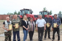 У ААТ «Даватарскі» ўзнагародзілі лепшых механізатараў па
выніках пасяўной кампаніі