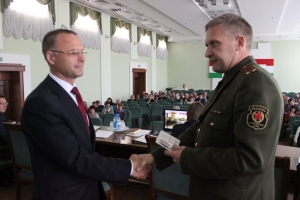 Старшыні райвыканкама ўручаны юбілейны медаль “70 год Перамогі ў Вялікай Айчыннай вайне 1941-1945 гадоў”