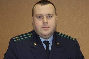Пракурор Шаркаўшчынскага раёна Валерый Дайлідзёнак спыніўся на падрабязнасцях Указа
Прэзідэнта Рэспублікі Беларусь аб стварэнні спецыяльнай камісіі для работы з
тымі, хто хоча вярнуцца на радзіму