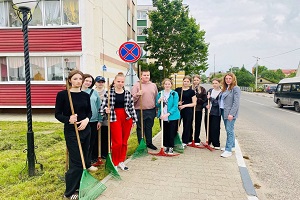 Ребята из строительных студенческих отрядов принимают участие в благоустройстве Шарковщины
