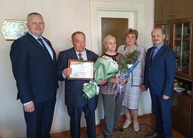 Руководство района поздравило заслуженного ветерана труда с юбилеем