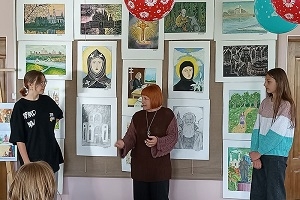 В Шарковщинской детской библиотеке работает выставка детских рисунков «Её глаза – небо Беларуси»