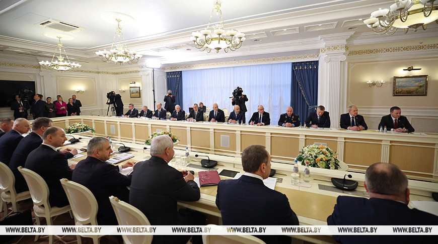 Lukashenko convenes meeting with Council of Ministers