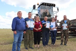 У ААТ «Шаркоаўшчынскі
агратэхсэрвіс» узнагародзілі перадавікоў корманарыхтоўкі