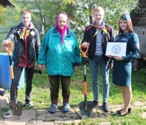 У рамках акцыі «Моладзь за бяспеку» школьнікі дапамаглі пажылым людзям, а супрацоўнікі РАНС нагадалі аб правілах пажарнай бяспекі
