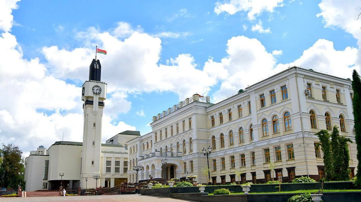  Руководство Витебской области сердечно поздравляет детей и взрослых с Международным днем защиты детей