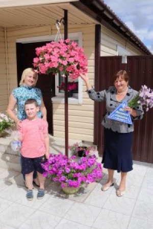 Жыхарка Лужкоў Людміла Сядлоўская стала пераможцам агляду-конкурсу па добраўпарадкаванні ў намінацыі «Лепшае падвор'е»