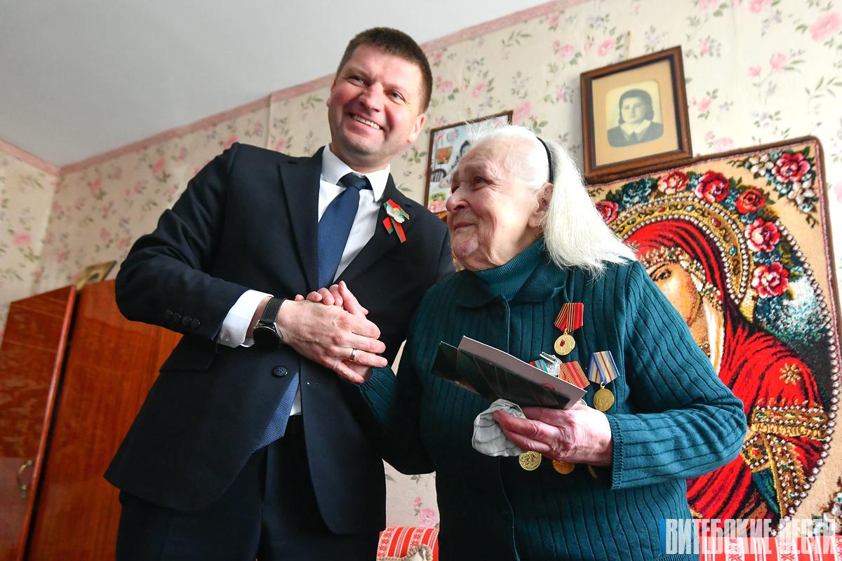 Медаль и слезы памяти. В Витебске чествовали 90-летнюю бывшую узницу концлагерей