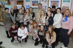 В детской библиотеке проводится выставка рисунков учащихся художественного отделения Шарковщинской детской школы искусств