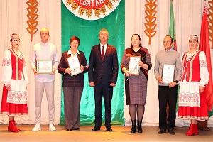 Лепшых аграрыяў
раёна ўшанавалі на свяце, прысвечаным Дню работнікаў сельскай гаспадаркі і
перапрацоўчай прамысловасці аграпрамысловага комплексу