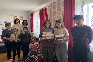 Накануне Дня защиты детей в Шарковщинский СПЦ и детский дом
семейного типа с подарками приехала Людмила Маркович