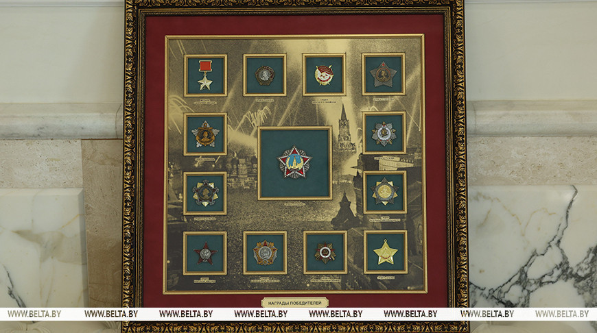 Lukashenko gets set of Soviet awards as gift from Russian defense minister