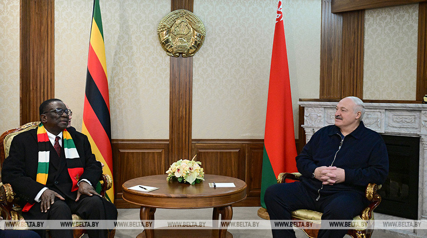 Lukashenko sees off Zimbabwean president at airport