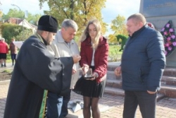 Землю с воинских захоронений района и горпоселка поместили в специальную капсулу