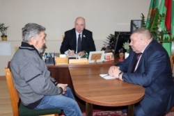 Член Совета Республики Национального собрания Республики
Беларусь Владимир Семенович Матвеев провёл «прямую телефонную линию» и приём
граждан в Лужковском сельском исполнительном комитете