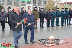 В память о павших в боях в Шарковщине возложили цветы к братской могиле