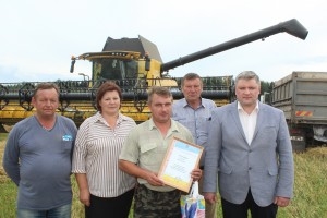 Перадавы камбайнер ААТ «Жвіранка» Яўгеній Пятрашка
намалаціў 2083 тоны зерня