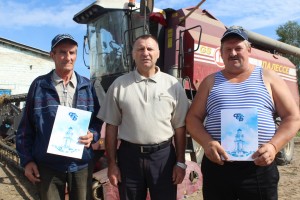 Старшыня Віцебскага абласнога аб’яднання прафсаюзаў Іван Вазміцель узнагародзіў перадавікоў жніва з КУВСП імя Маркава